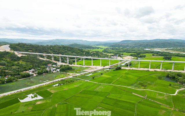 Cận cảnh cây cầu dài nhất cao tốc Bắc - Nam phía đông vừa hợp long - Ảnh 4