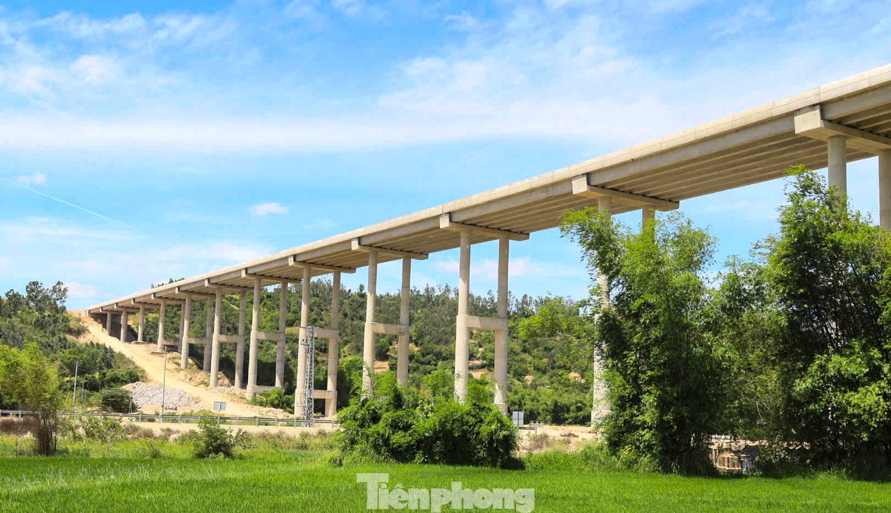 Cận cảnh cây cầu dài nhất cao tốc Bắc - Nam phía đông vừa hợp long - Ảnh 7