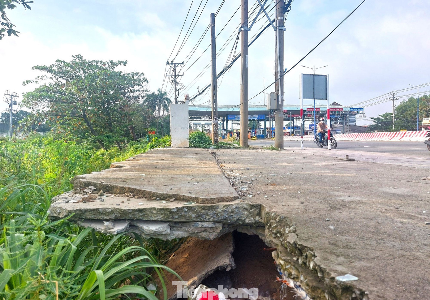 Cận cảnh điểm ngập gây sạt lở khiến TPHCM chi hơn 3.000 tỷ đồng ‘giải cứu’ - Ảnh 1