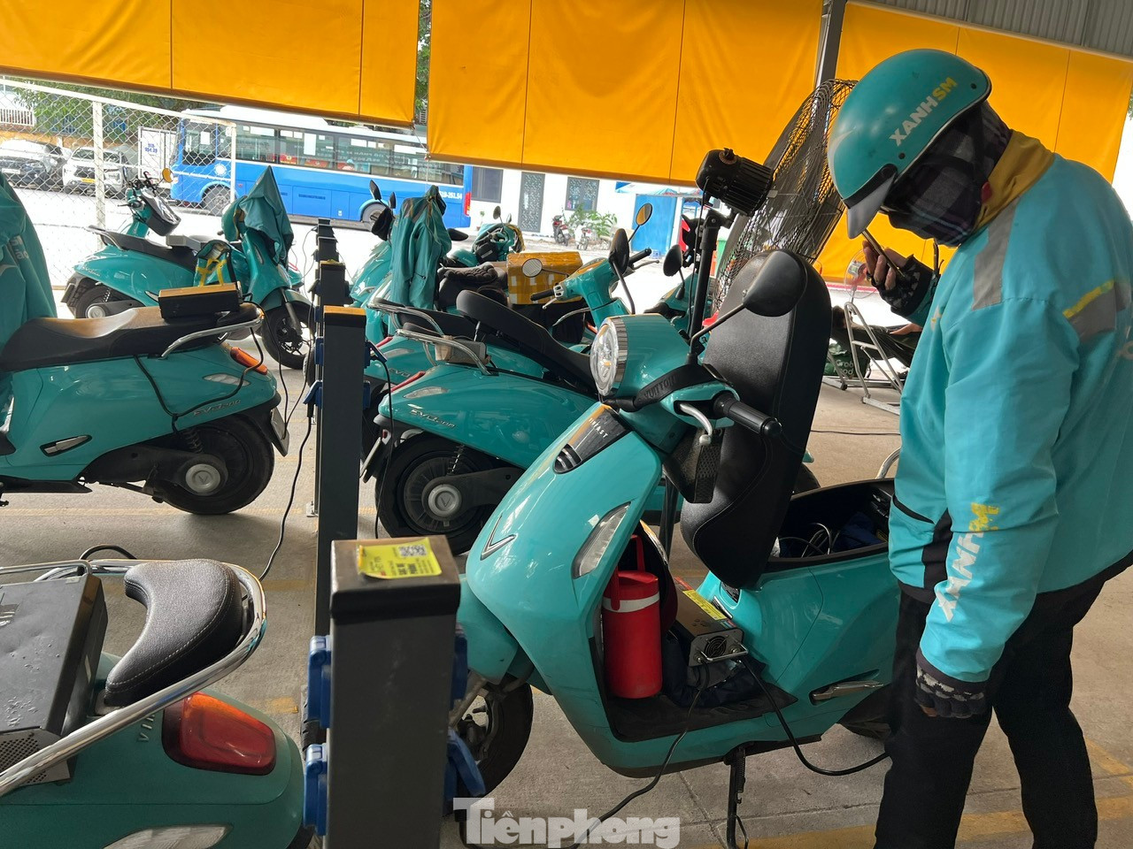 Bao giờ TPHCM 'khai tử' xe máy giao hàng chạy xăng? - Ảnh 2