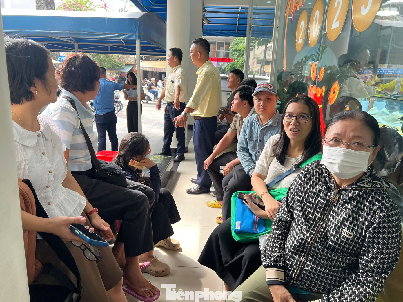 Người dân chen chân 'vét' sạch vàng giữa 'cơn bão' giá - Ảnh 1