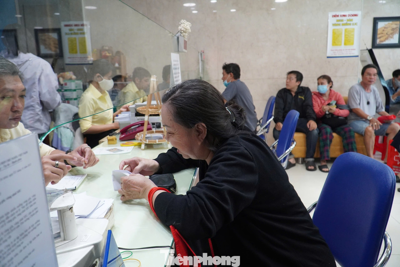 Người dân chen chân 'vét' sạch vàng giữa 'cơn bão' giá - Ảnh 3