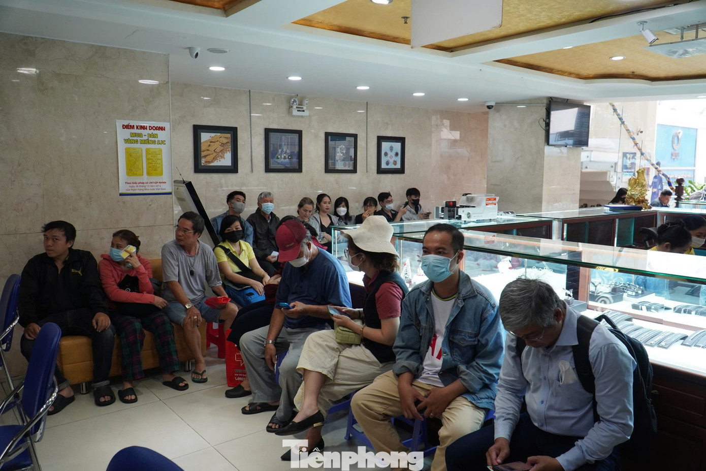 Người dân chen chân 'vét' sạch vàng giữa 'cơn bão' giá - Ảnh 4