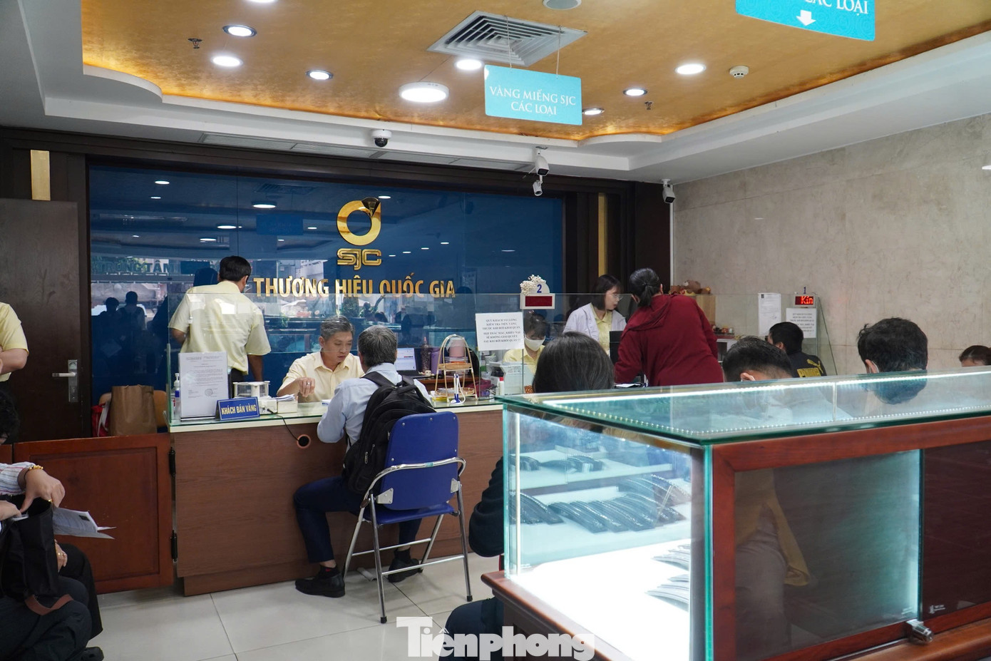 Người dân chen chân 'vét' sạch vàng giữa 'cơn bão' giá - Ảnh 11