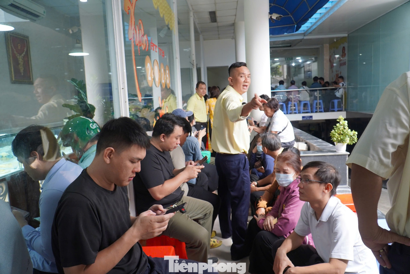 Người dân chen chân 'vét' sạch vàng giữa 'cơn bão' giá - Ảnh 5