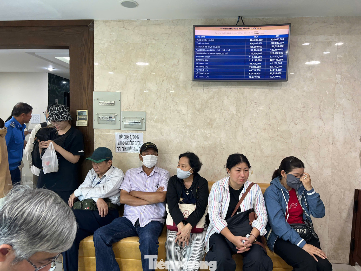 Người dân chen chân 'vét' sạch vàng giữa 'cơn bão' giá - Ảnh 7