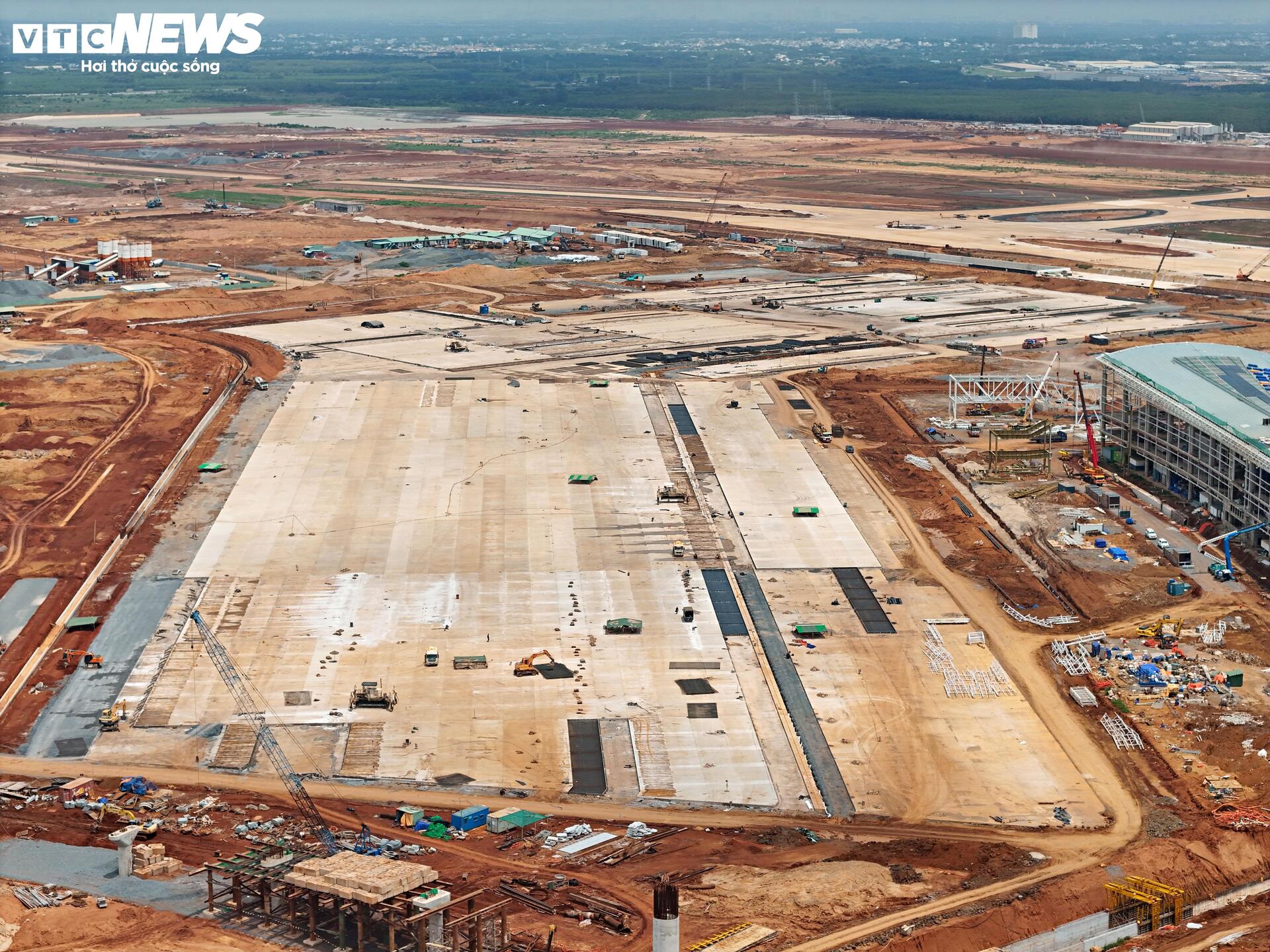 'Trái tim' sân bay Long Thành tăng tốc về đích bất chấp nắng mưa thất thường - Ảnh 13