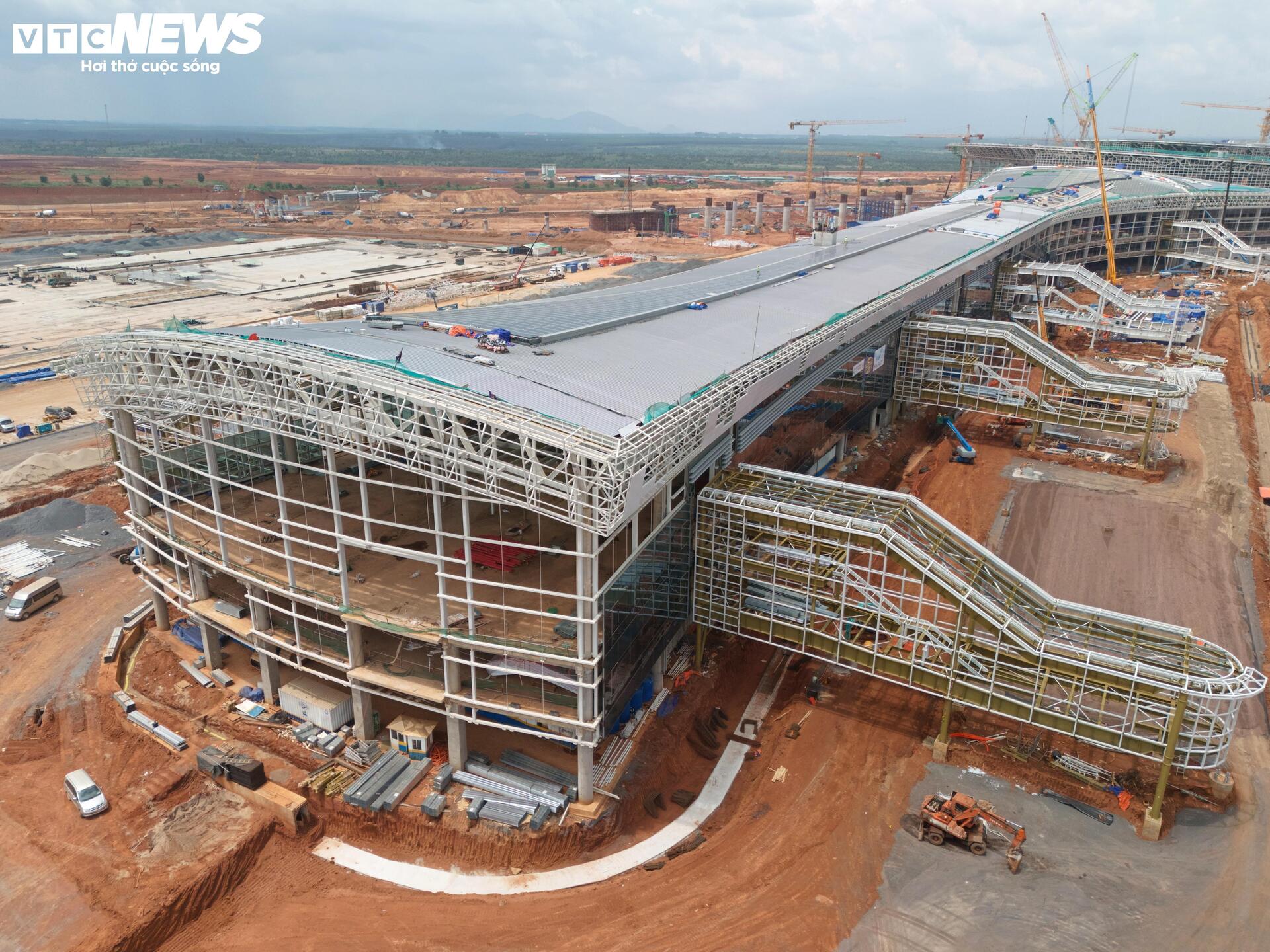 'Trái tim' sân bay Long Thành tăng tốc về đích bất chấp nắng mưa thất thường - Ảnh 9