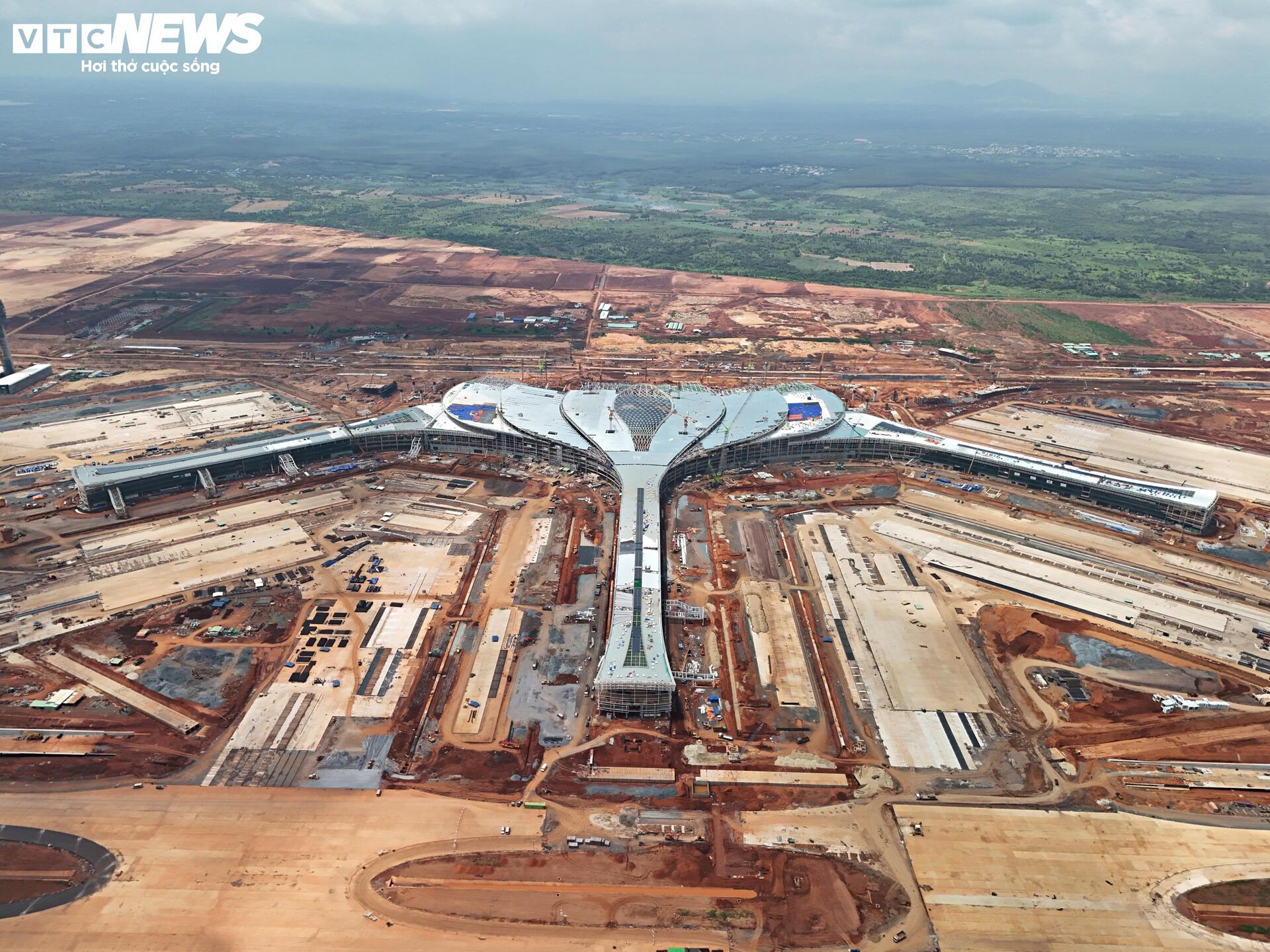 'Trái tim' sân bay Long Thành tăng tốc về đích bất chấp nắng mưa thất thường - Ảnh 15