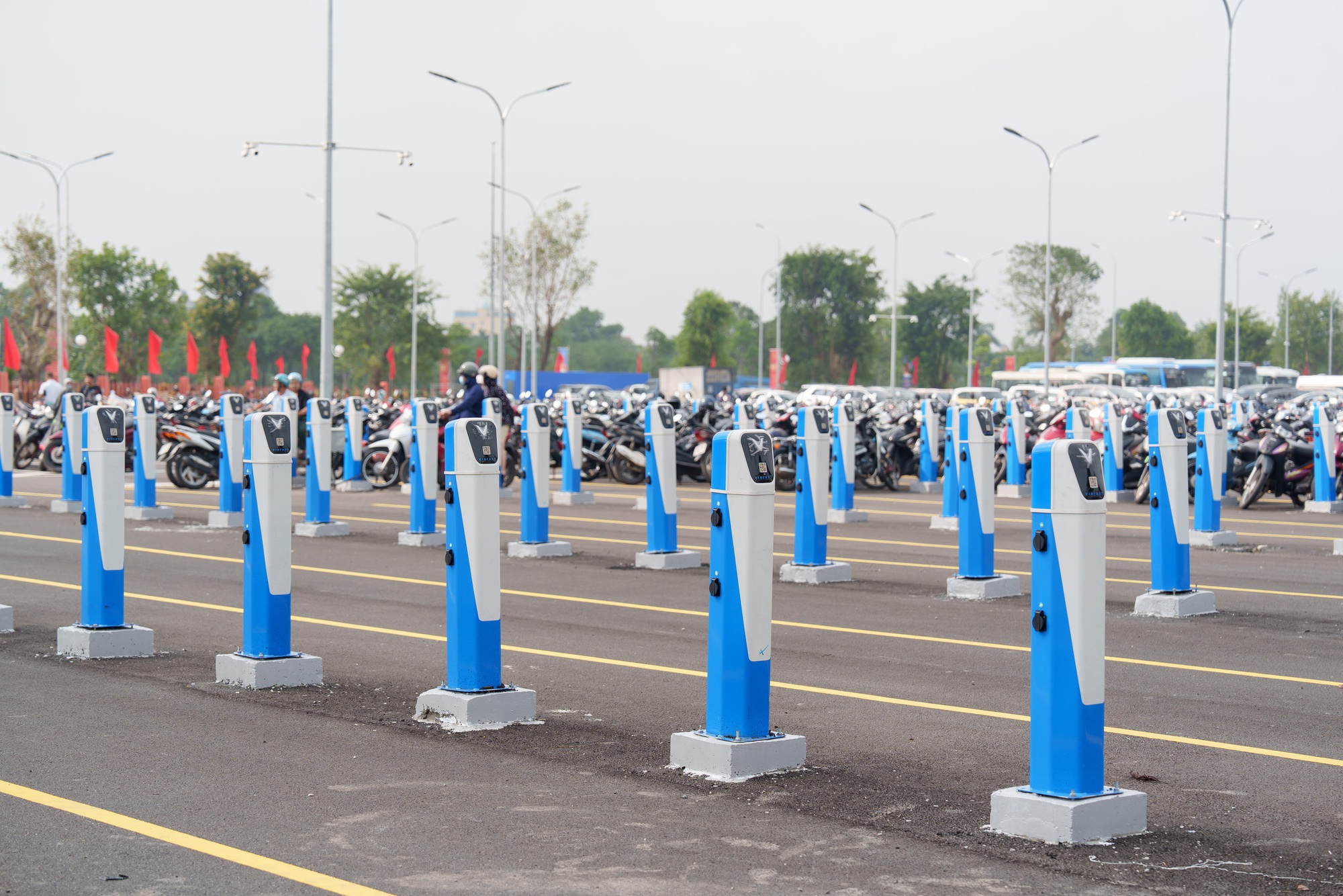 Ông Phạm Nhật Vượng vừa đưa vào vận hành trạm sạc xe điện lớn nhất Việt Nam: Tổng cộng gần 1.200 cổng sạc, toạ lạc ở công trình top 10 thế giới - Ảnh 2