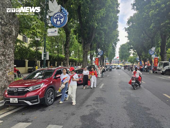 Khách trẩy hội 2/9 đông nghẹt, nhiều dịch vụ ở Hà Nội đội giá - Ảnh 6