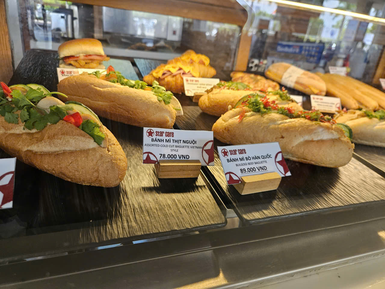 Nhiều hành khách lặng lẽ bỏ đi sau khi nhìn giá phở, mì gói ở sân bay - Ảnh 3