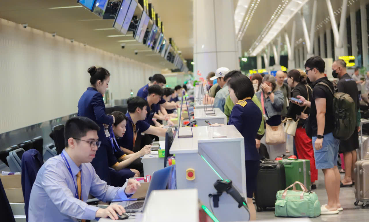 Bất ngờ giá vé máy bay từ TP HCM đi Hà Nội trước lễ diễu binh, diễu hành - Ảnh 3