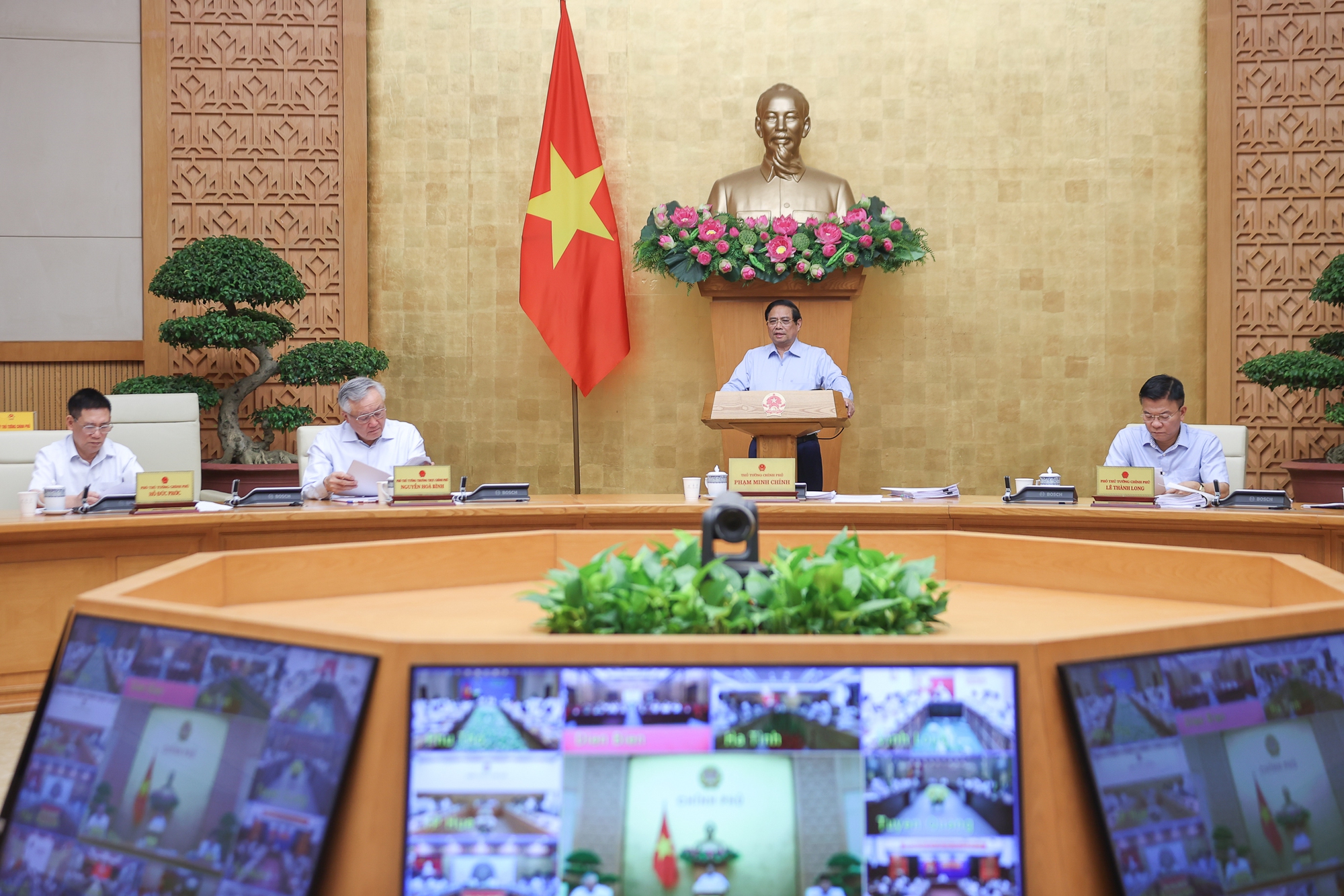 Thủ tướng: Điều hành kinh tế chịu áp lực lớn về tỉ giá, lạm phát và thuế quan - Ảnh 1