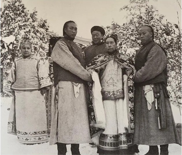 6 bức hình hiếm cuối thời nhà Thanh: Ảnh tiểu thư khuê các trở nên đặc biệt nhờ hiệu ứng từ vật dụng này - Ảnh 1