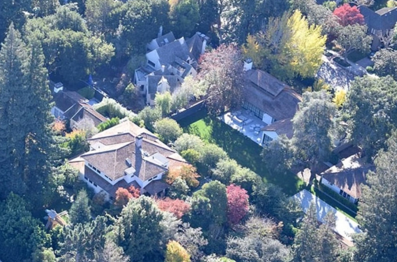 Mark Zuckerberg bị tố chiếm dụng đường phố, mở trường tư trái phép nhưng luôn được "bảo kê" - Ảnh 1