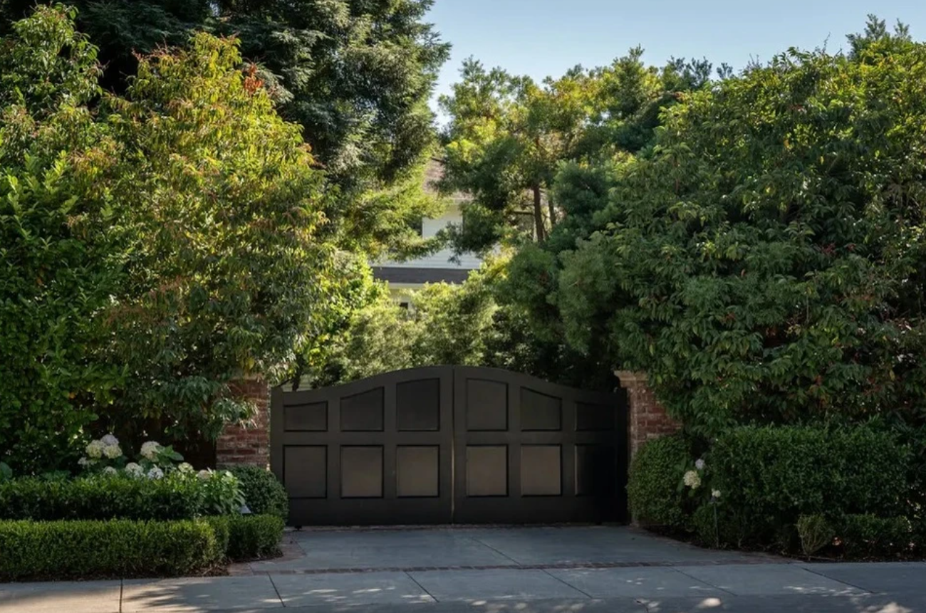 Mark Zuckerberg bị tố chiếm dụng đường phố, mở trường tư trái phép nhưng luôn được "bảo kê" - Ảnh 3