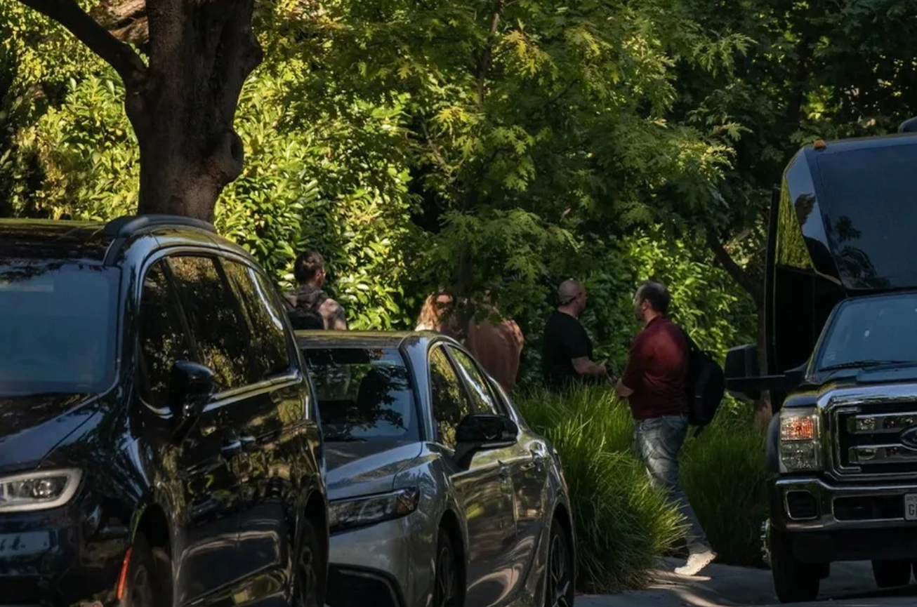 Mark Zuckerberg bị tố chiếm dụng đường phố, mở trường tư trái phép nhưng luôn được "bảo kê" - Ảnh 4