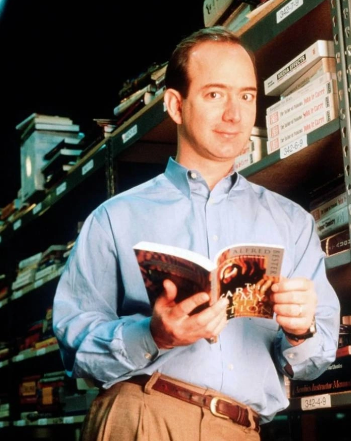 Thú vị hình ảnh ngày trẻ của 7 tỷ phú nổi tiếng thế giới: Berkshire Hathaway đẹp trai như tài tử, CEO của Meta cực đáng yêu - Ảnh 1