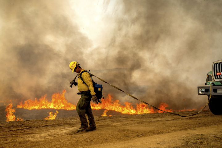 Cháy rừng dữ dội tại California, hơn 339 km² bị thiêu rụi, 4 người bị thương - Ảnh 2