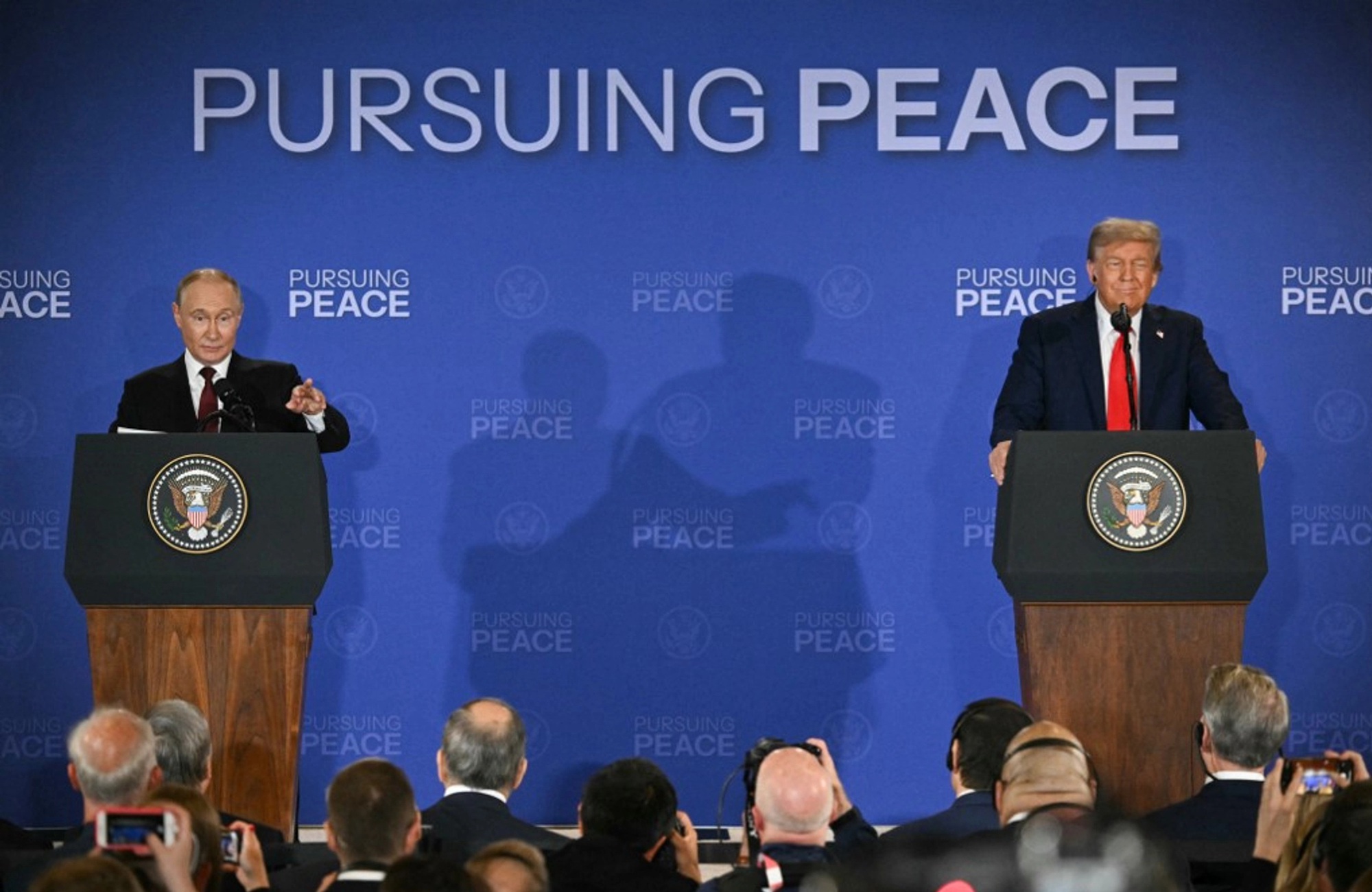 "Điều kỳ lạ" sau thượng đỉnh Mỹ - Nga, Tổng thống Donald Trump phát biểu "ngắn khác thường" - Ảnh 1