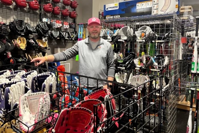 Tại một nơi trên đất Mỹ, gánh nặng thuế quan "chỉ có trên tivi": Người bán vẫn đắt hàng, người mua vẫn "vung tiền khắp nơi" - Ảnh 1