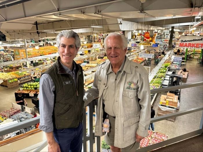 Tại một nơi trên đất Mỹ, gánh nặng thuế quan "chỉ có trên tivi": Người bán vẫn đắt hàng, người mua vẫn "vung tiền khắp nơi" - Ảnh 2