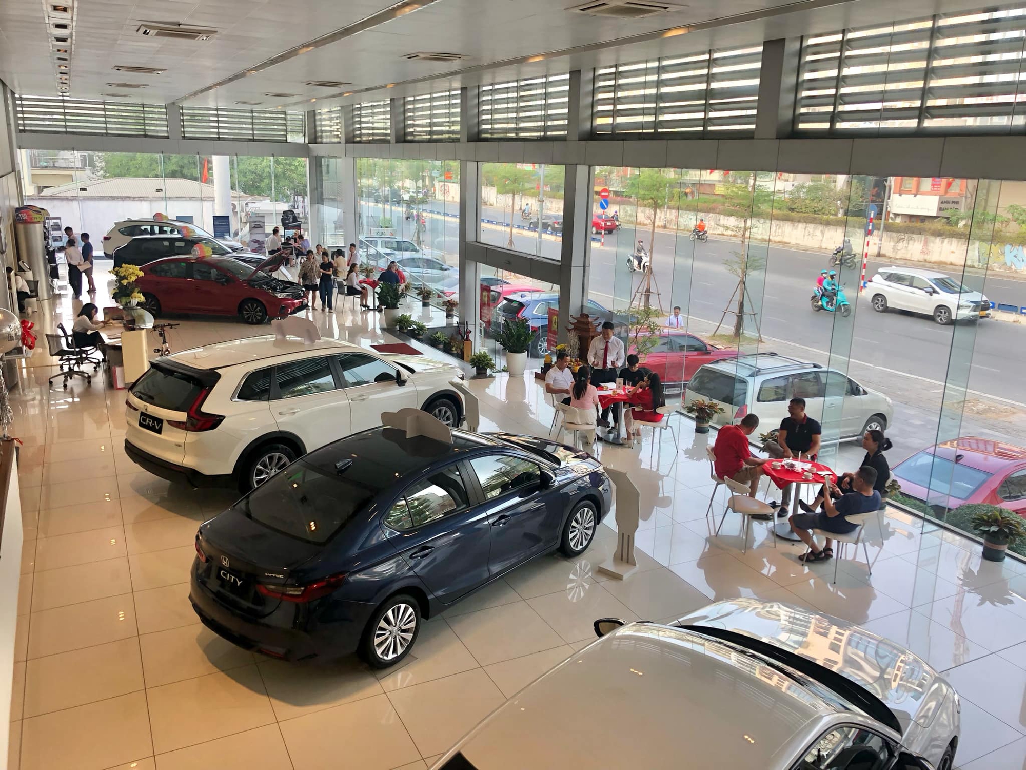 Xe cho Gen Z: ‘Sẵn sàng nợ để tậu ô tô, xa rồi thời máy nổ còi kêu, 4 bánh quay đều’ - Ảnh 6