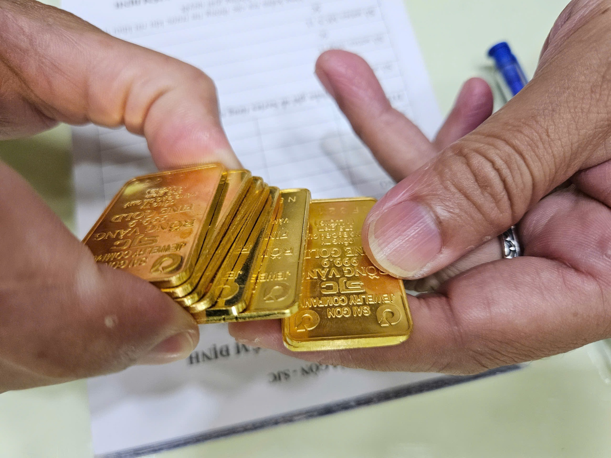 Các tiệm vàng nhỏ âm thầm mua bán vàng miếng SJC, đẩy giá lên cao kỷ lục - Ảnh 1