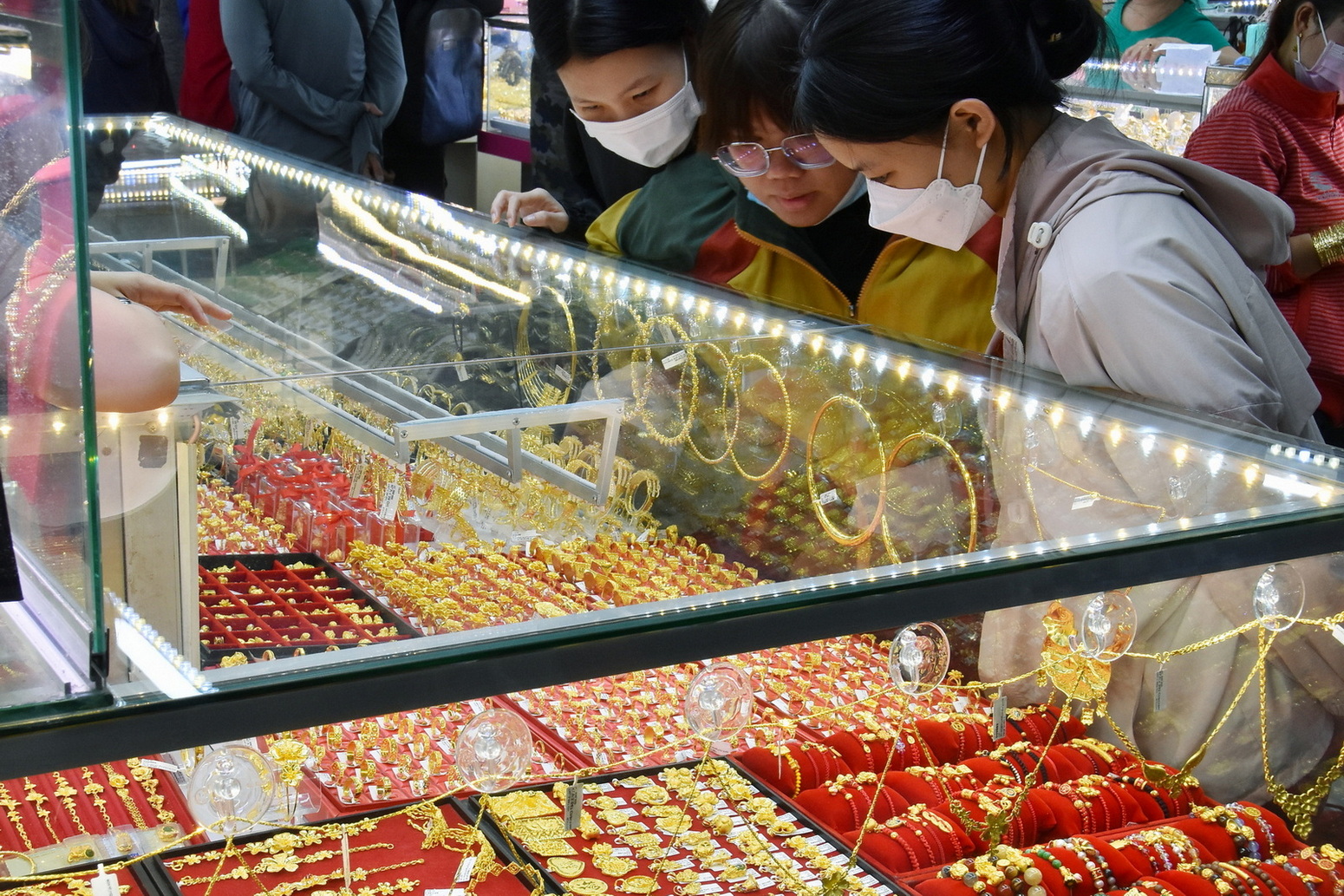 Giá vàng miếng SJC cao chót vót, nên mua hay bán? - Ảnh 1