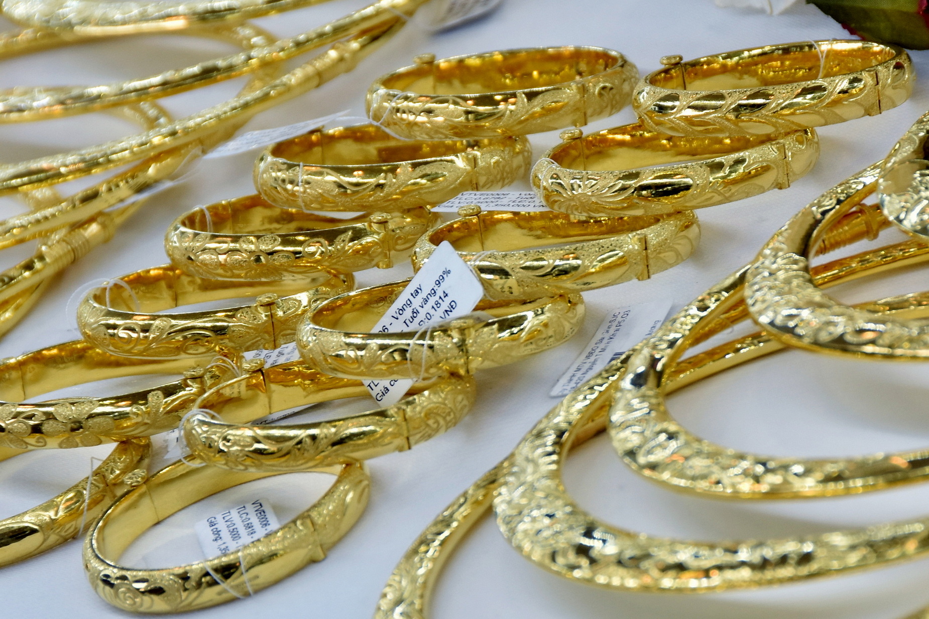 Giá vàng trong nước giảm nhanh, nhiều người chưa kịp bán - Ảnh 1