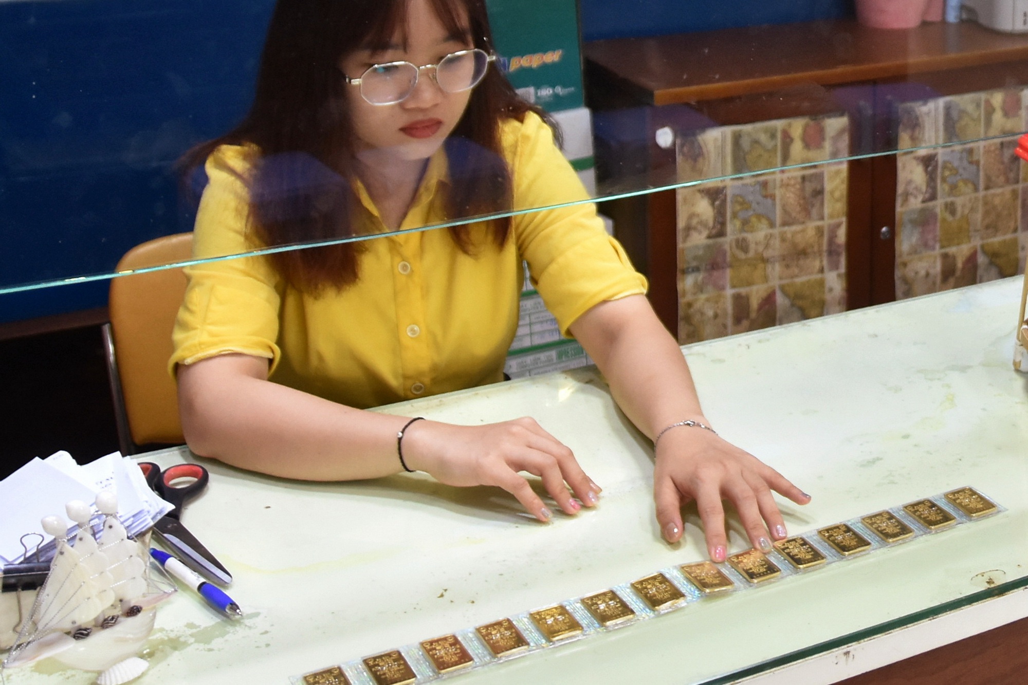 Giá vàng hôm nay 24-8: Cửa hàng nhỏ đẩy giá vàng miếng SJC lên 128 triệu đồng/lượng - Ảnh 1