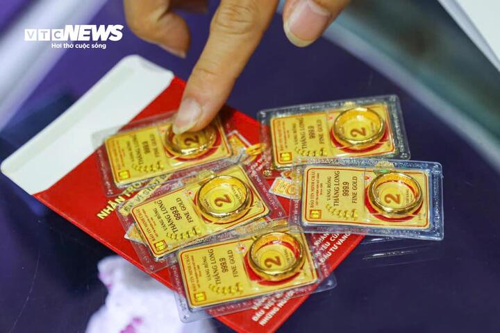 Giá vàng liên tục xô đổ kỷ lục, muốn đầu tư cần chú ý gì? - Ảnh 3