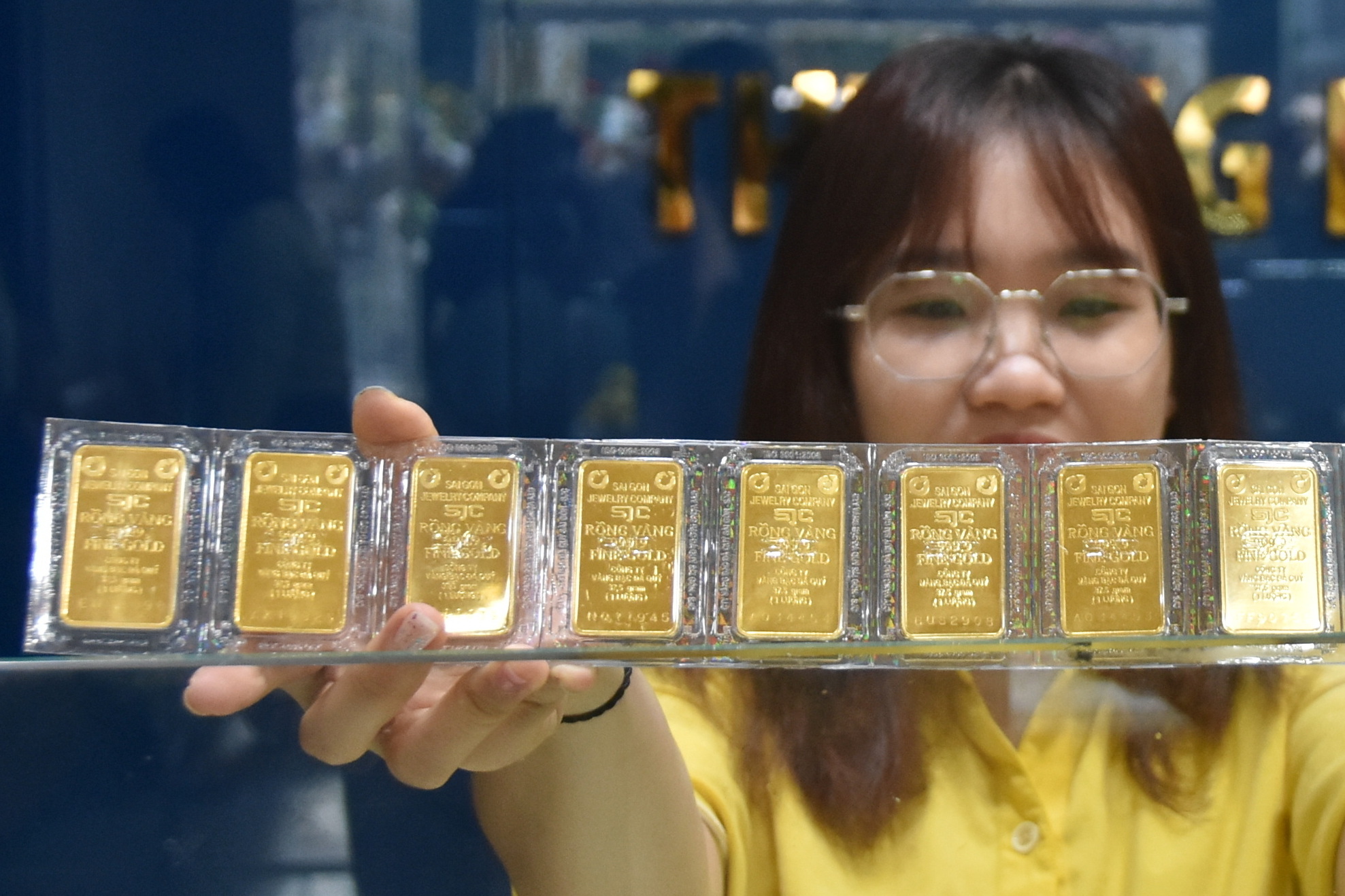 Giá vàng sáng nay giảm sâu, người mua vàng miếng SJC có thể lỗ nặng - Ảnh 1
