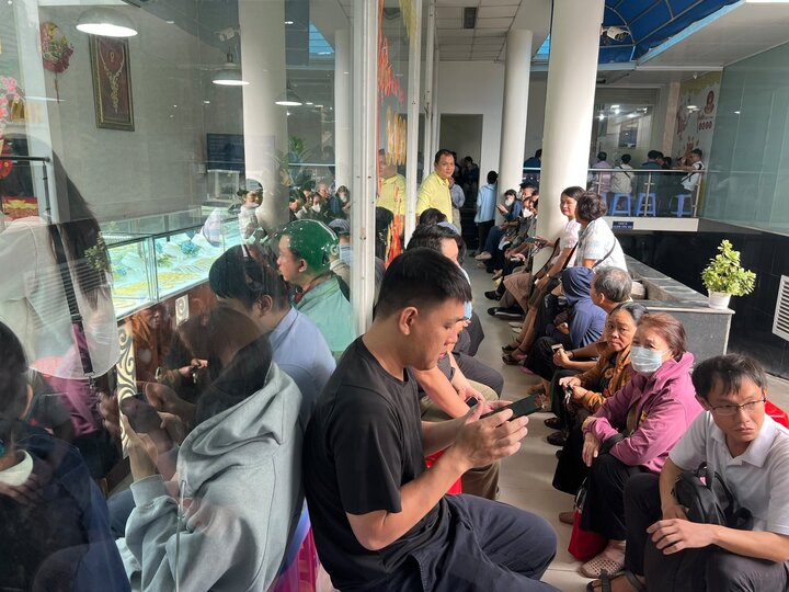 Tiệm vàng ở TP.HCM kín khách ngày giá lên 128 triệu đồng/lượng - Ảnh 1