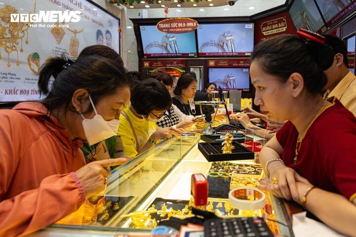 Liên tục lập kỷ lục, giá vàng còn leo thang đến khi nào? - Ảnh 1