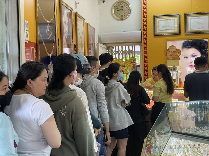 Tiệm vàng ở TP.HCM kín khách ngày giá lên 128 triệu đồng/lượng - Ảnh 2