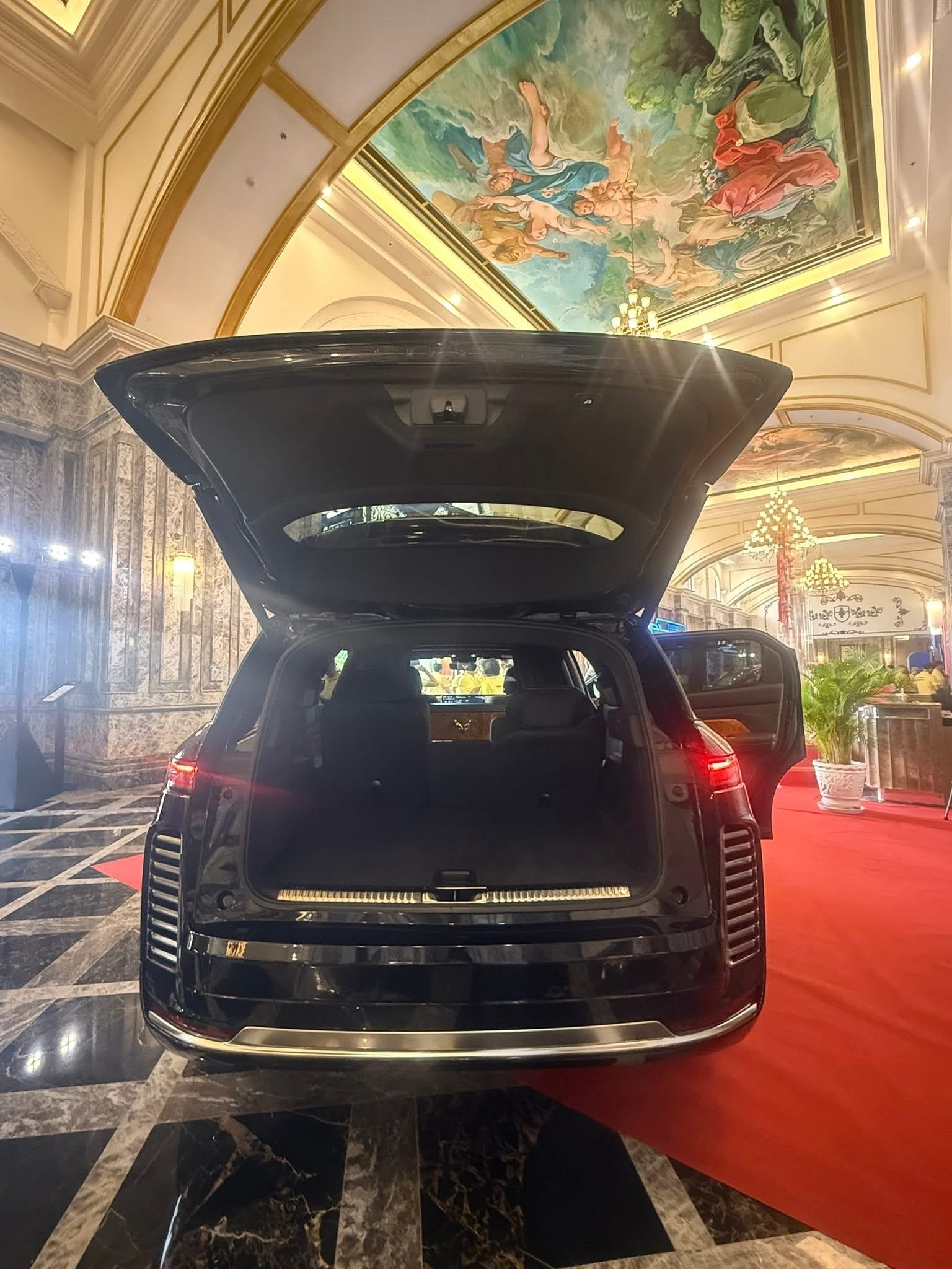 Đây là cái tên đứng sau chiếc VinFast hứng hàng trăm vết đạn: Chuyên 'bọc giáp' xe cho các chính phủ, doanh nhân, làm được cả xe chống đạn xuyên giáp, kháng mìn quân sự - Ảnh 9