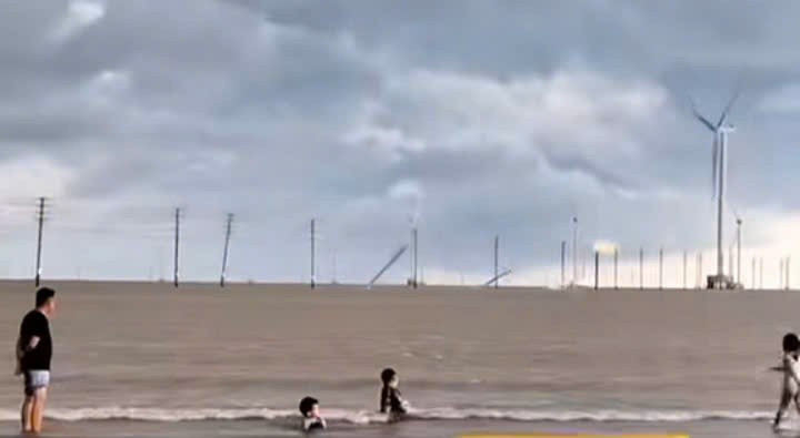 Loạt cột điện gió trên biển Vĩnh Long gãy đổ - Ảnh 2