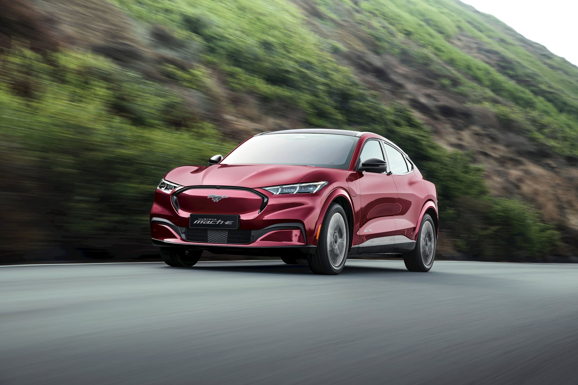 Ford chốt giá xe điện Mustang Mach E 2,6 tỷ đồng tại Việt Nam - Ảnh 2