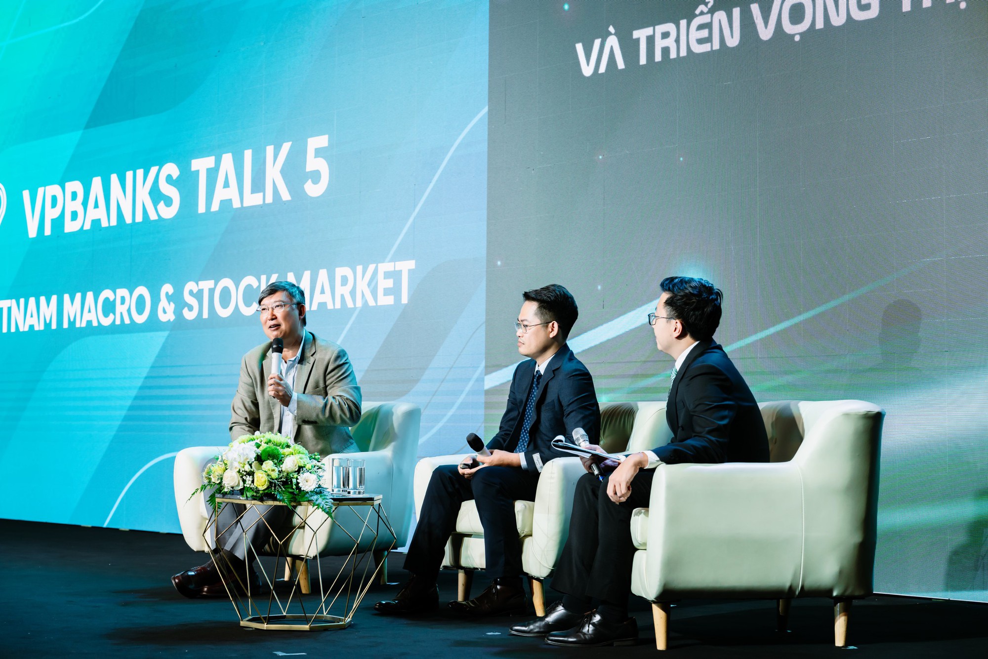 Tiền ồ ạt chảy vào chứng khoán, mua cổ phiếu nào "đón sóng" 1.500 điểm? - Ảnh 2