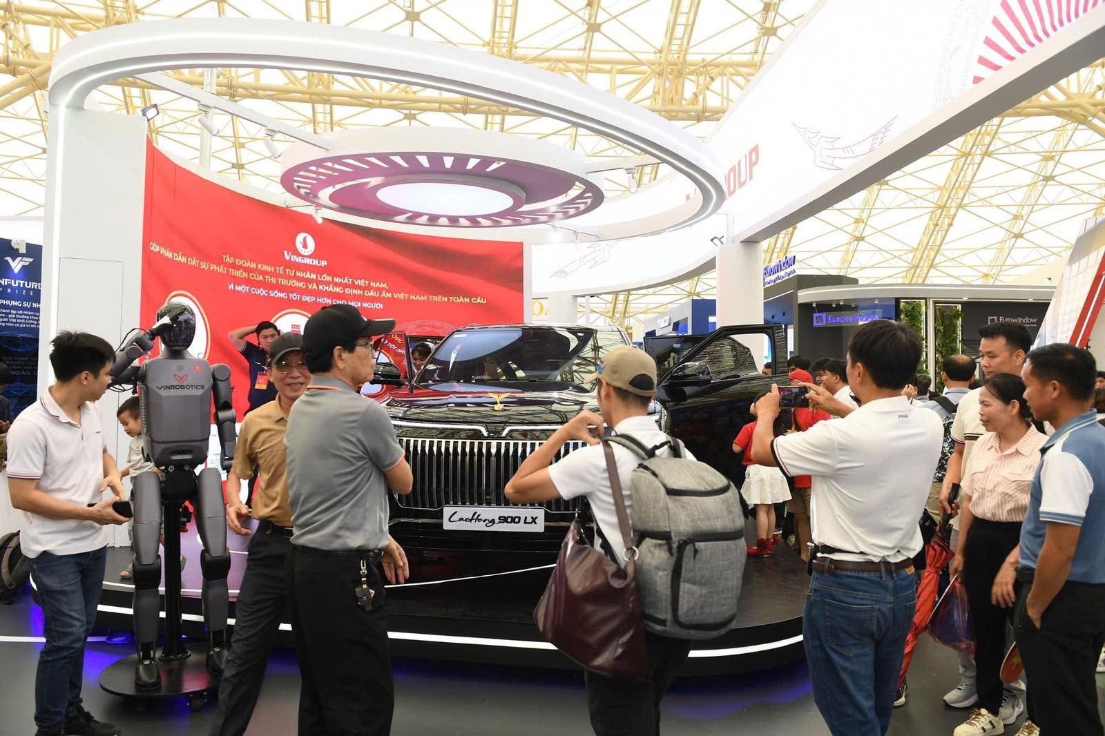 Khoảnh khắc hiếm có, 2 nàng dâu của tỷ phú Phạm Nhật Vượng chung một khung hình - Ảnh 3