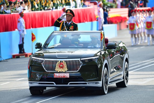 Từ VF8, VF9 mui trần đến Lạc Hồng 900 LX chống đạn, mạ vàng: Những chiếc xe VinFast nào đã xuất hiện trong các sự kiện trọng đại của quốc gia? - Ảnh 5