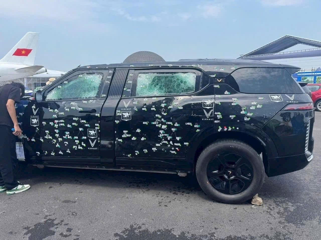 Đây là cái tên đứng sau chiếc VinFast hứng hàng trăm vết đạn: Chuyên 'bọc giáp' xe cho các chính phủ, doanh nhân, làm được cả xe chống đạn xuyên giáp, kháng mìn quân sự - Ảnh 1