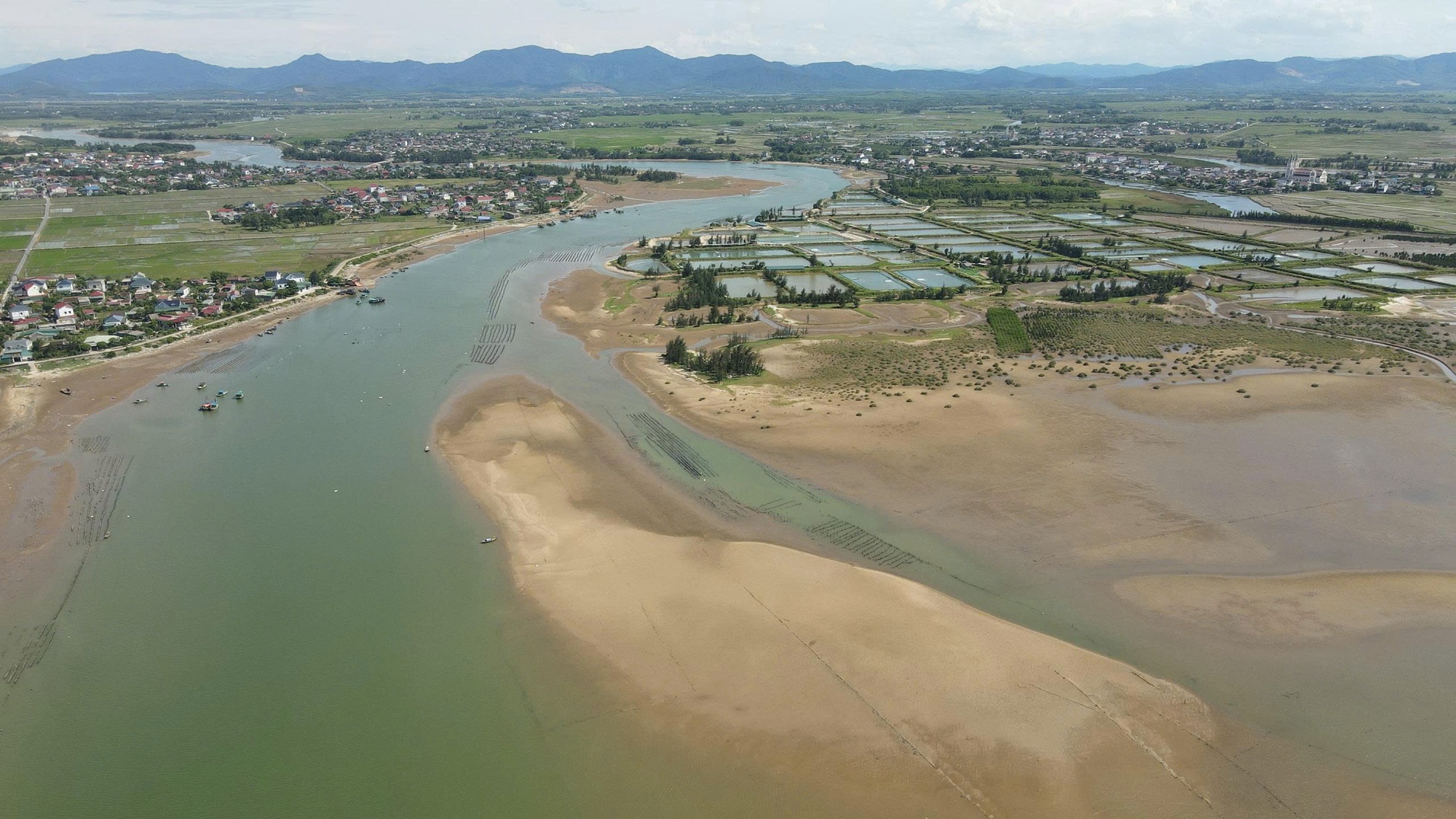 Tàu thuyền gặp khó khi ra, vào cảng cá được đầu tư gần 300 tỉ đồng vì luồng lạch bị bồi lắng - Ảnh 7