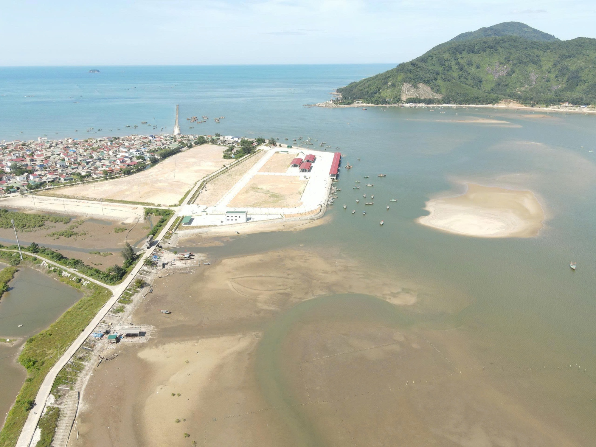 Tàu thuyền gặp khó khi ra, vào cảng cá được đầu tư gần 300 tỉ đồng vì luồng lạch bị bồi lắng - Ảnh 2