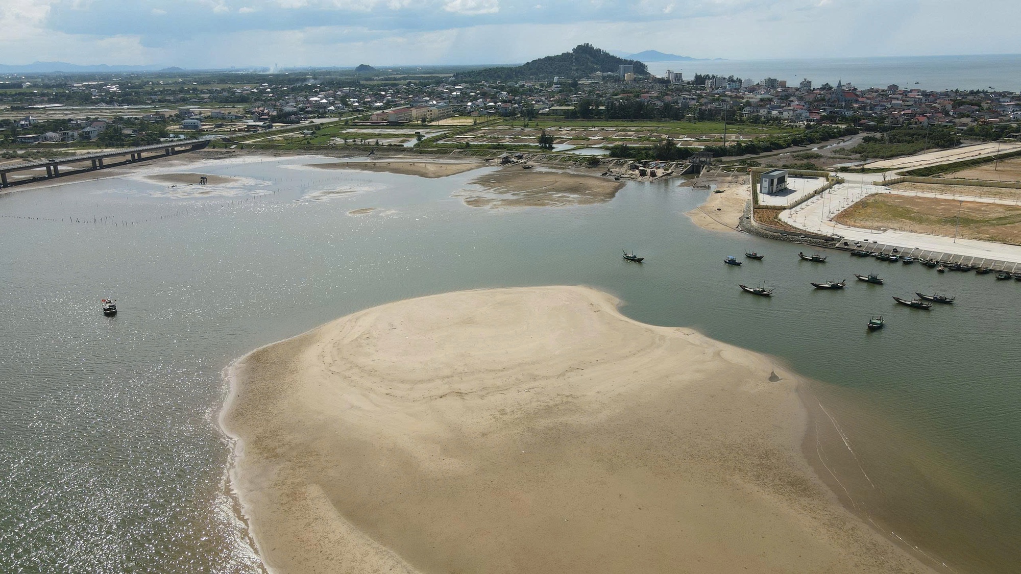 Tàu thuyền gặp khó khi ra, vào cảng cá được đầu tư gần 300 tỉ đồng vì luồng lạch bị bồi lắng - Ảnh 3