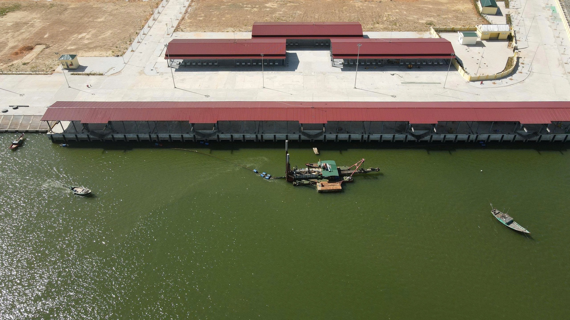 Tàu thuyền gặp khó khi ra, vào cảng cá được đầu tư gần 300 tỉ đồng vì luồng lạch bị bồi lắng - Ảnh 12