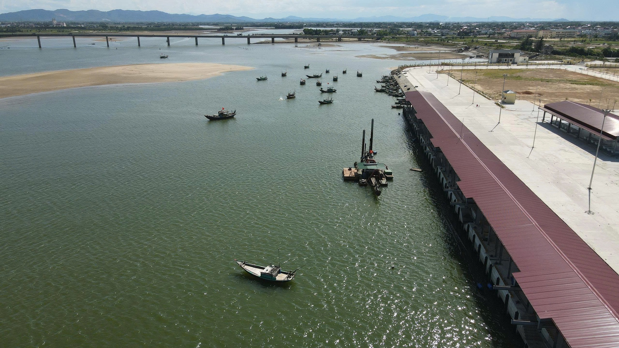 Tàu thuyền gặp khó khi ra, vào cảng cá được đầu tư gần 300 tỉ đồng vì luồng lạch bị bồi lắng - Ảnh 9