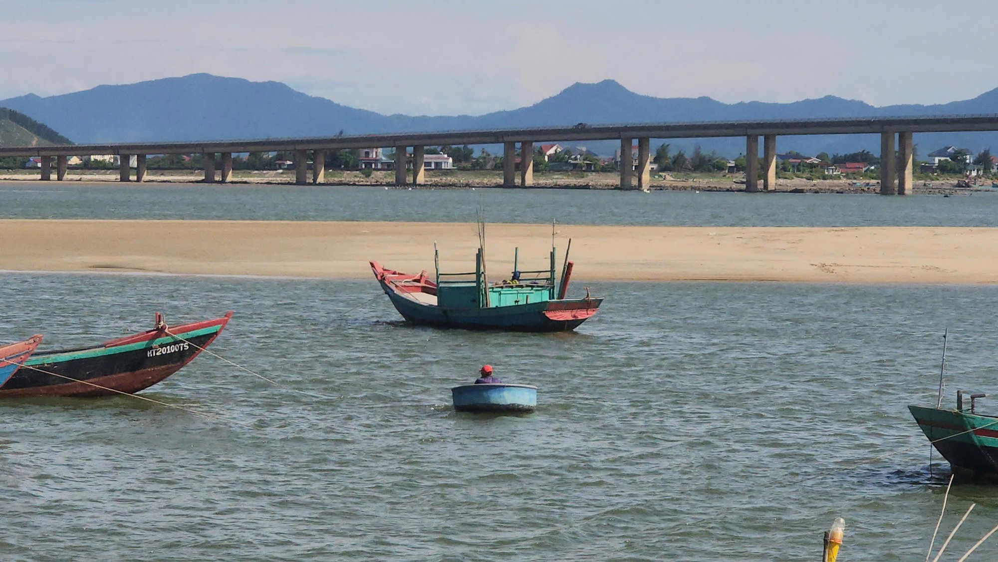 Tàu thuyền gặp khó khi ra, vào cảng cá được đầu tư gần 300 tỉ đồng vì luồng lạch bị bồi lắng - Ảnh 14